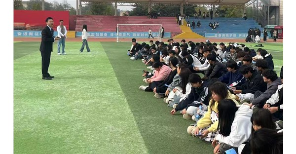 郑州时代科技中等专业学校联合银行开展反诈宣传活动